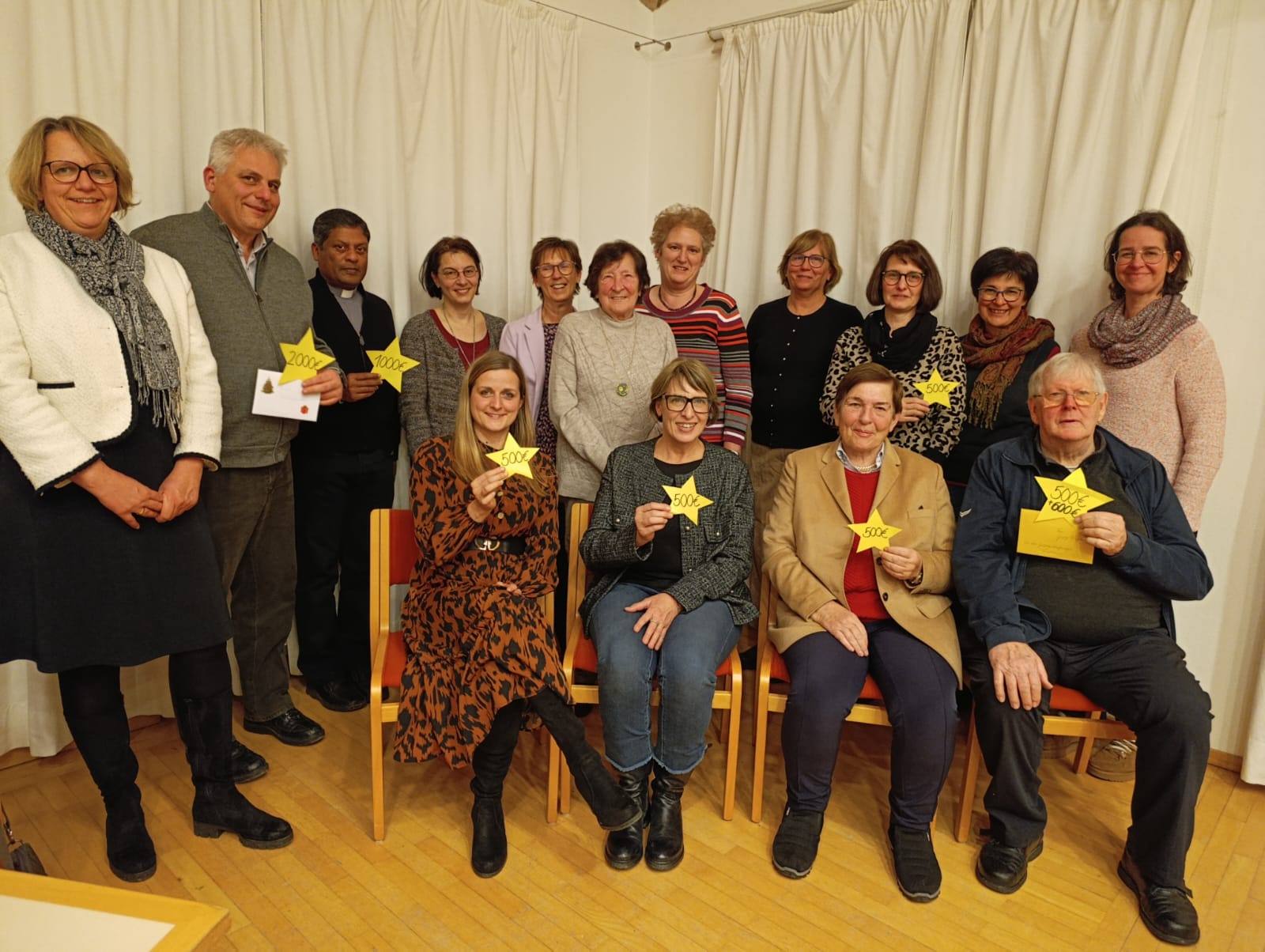 •	Vorweihnachtliche Feier des Frauenbunds Fürstenzell Der Frauenbund Fürstenzell hat sich zu einer besinnlichen vorweihnachtlichen Feier in der Kirche eingefunden. Die liturgische Gestaltung begann mit einem Gottesdienst unter der Leitung von Pfarrer De Jong. Für die besondere musikalische Umrahmung des Gottesdienstes sorgt Harfenistin Gertrud Sperling, mit ihren feinen Klängen. •	Im Anschluss setzte sich die Veranstaltung im festlich geschmückten Pfarrsaal fort, wo die Vorstandschaft den feierlichen Rahmen fortführte und die Besucher bewirtete. Im Mittelpunkt stand der Dank an engagierte Mitglieder und die Würdigung der zahlreichen Helferinnen und Helfer. Ob als Austrägerin oder Helferin beim Pfarrfest – der Beitrag vieler Frauen wurde anerkannt und gewürdigt. Ein besonderer Schwerpunkt lag auf der Übergabe der Spenden durch Bianca Grömmer im feierlichen Rahmen der Veranstaltung, an  o	Pfarrer De Jong: 2.000 Euro, zusätzlich 200 Euro von den Strickerinnen als Spende für das Pfarrzentrum o	Beate Brummer, Kinderhilfe Holzland: 500 Euro o	Angelika Leitl-Weber: 500 Euro von der Bahnhofmission o	Frauenhaus Passau, Hildegard Stolper: 500 Euro o	Teresa Hummer, Ronald McDonald Haus: 500 Euro o	Pater Joseph für das Indienprojekt, besonders für Mädchen: 1.000 Euro o	Messner Schosi Wagner: 500 Euro für Rumänienhilfe; von der Goldhaubengruppe erhielt er zusätzlich 500 Euro •	 •	untermalt wurde die Feier von einer besinnlichen Geschichte, die Elisabeth Röwe vortrug. Die Botschaft lautete, dass Dinge nicht immer so sind, wie sie scheinen; vielmehr formen wir aus ihnen, was sie werden. Die Harfenistin sorgte mit den feierlichen Klängen für eine besondere musikalische Umrahmung. •	Der Abend zeigte erneut die Verbundenheit des Frauenbunds Fürstenzell mit sozialen Projekten und die Bereitschaft, dort Hilfe zu leisten, wo sie dringend gebraucht wird. Er endete mit dankenden Worten an alle Beteiligten und einem Blick auf kommende Aktivitäten in der Adventszeit.